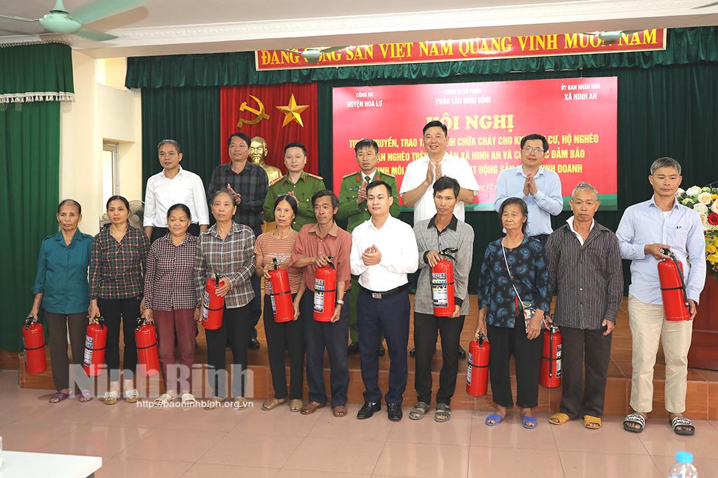 Tặng bình chữa cháy cho khu dân cư, hộ nghèo, có hoàn cảnh khó khăn trên địa bàn xã Ninh An