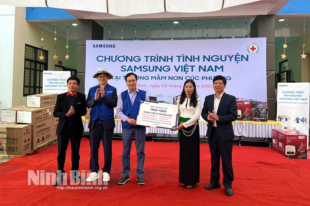 Công ty TNHH Samsung Electronics Việt Nam tặng quà cho Trường Mầm non Cúc Phương