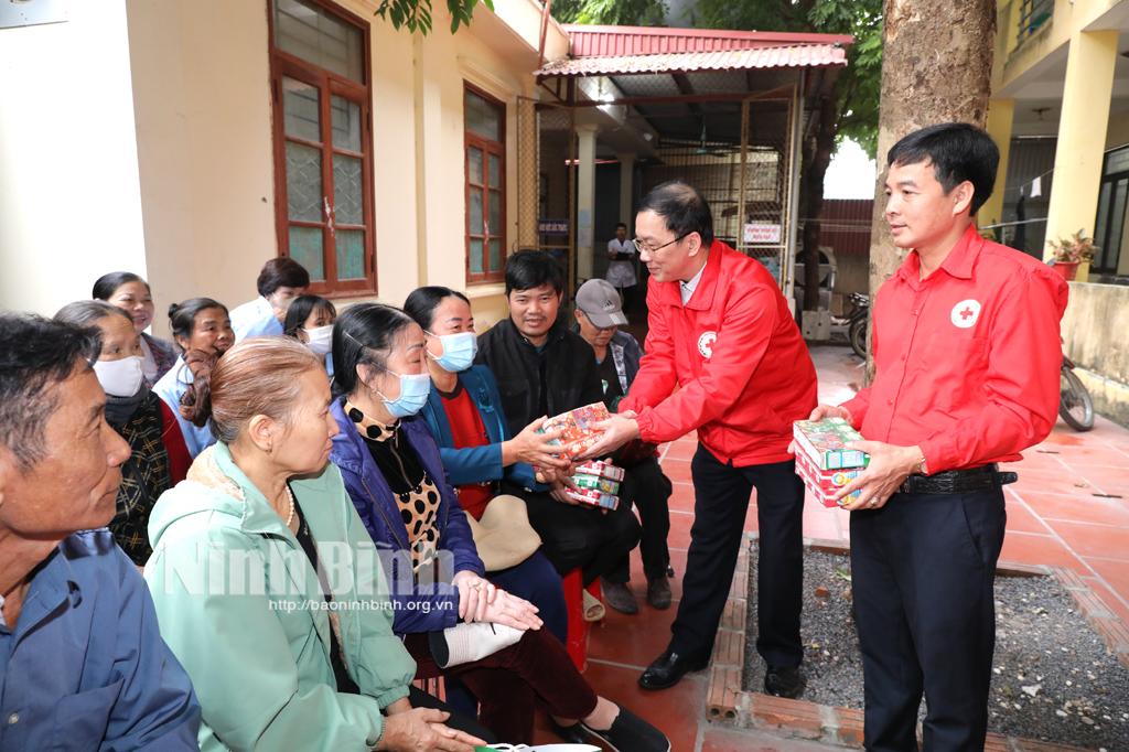 Tặng gần 700 suất quà cho người bệnh nhân dịp năm mới 2024