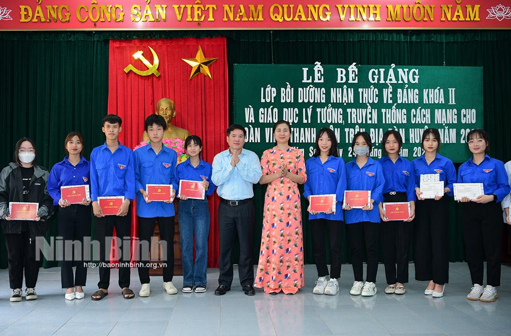 Kim Sơn bế giảng lớp bồi dưỡng nhận thức về Đảng cho đoàn viên ưu tú