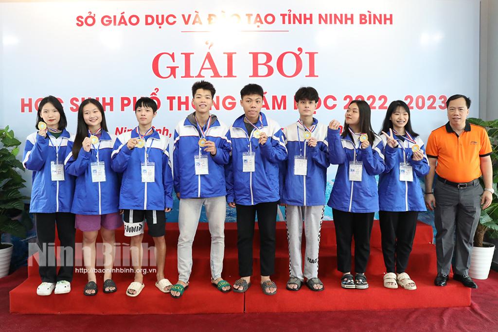 Trao 50 bộ huy chương tại Giải bơi học sinh phổ thông năm học 2022-2023