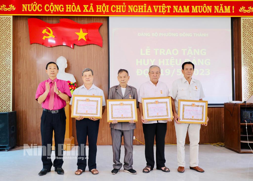 Đảng bộ phường Đông Thành trao tặng Huy hiệu Đảng dịp 19/5