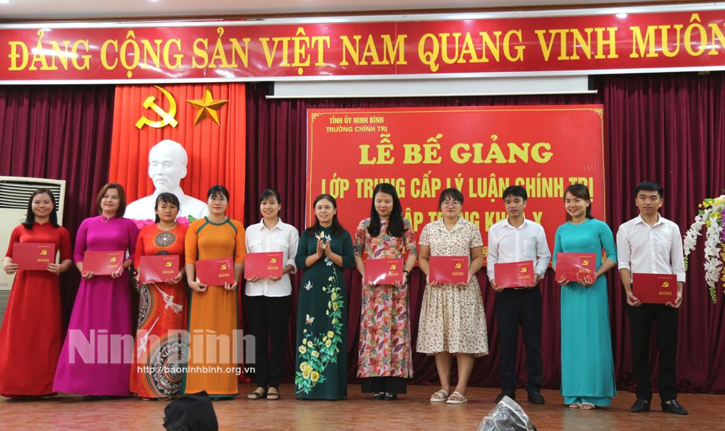 Bế giảng lớp Trung cấp lý luận chính trị hệ tập trung khóa X