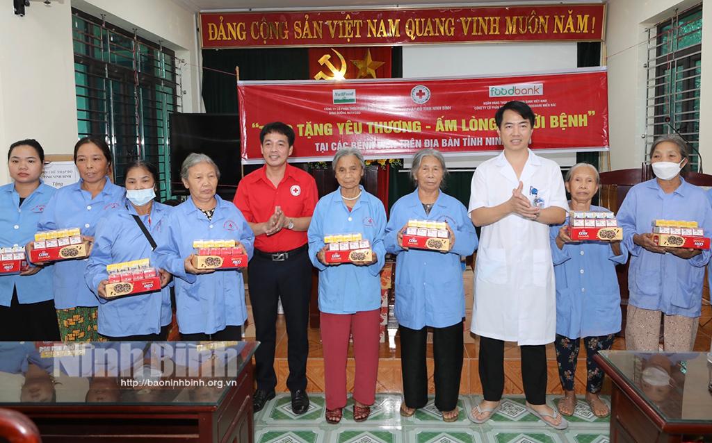 Tặng quà cho người bệnh tại một số đơn vị y tế