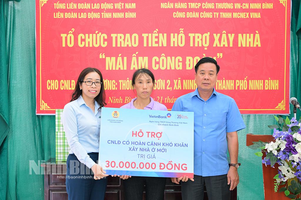 Trao kinh phí hỗ trợ xây nhà "Mái ấm Công đoàn" cho đoàn viên có hoàn cảnh khó khăn