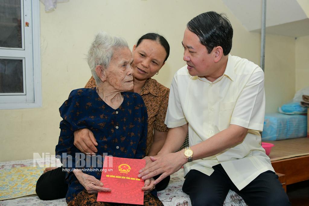Đồng chí Phó Bí thư Thường trực Tỉnh ủy thăm, tặng quà Mẹ Việt Nam anh hùng