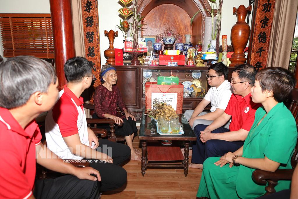 Thăm, tặng quà mẹ Việt Nam anh hùng