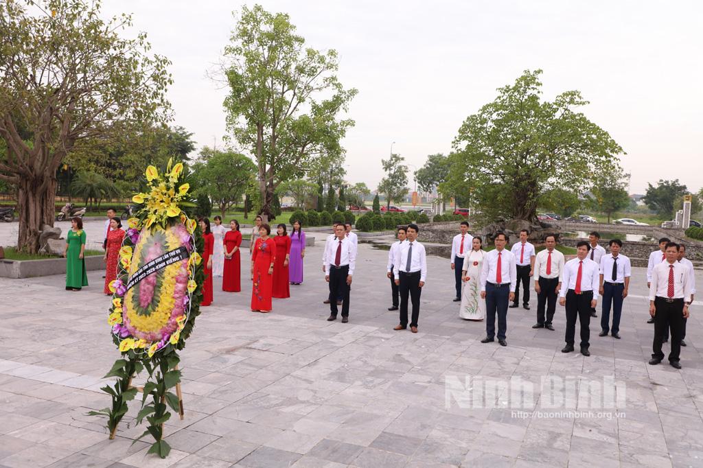 Hội Nông dân tỉnh dâng hương tại Đài tưởng niệm liệt sĩ tỉnh; tổ chức các hoạt động chào mừng Đại hội Hội Nông dân tỉnh lần thứ VII