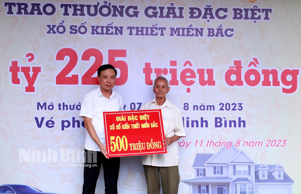 Trao thưởng Giải đặc biệt xổ số kiến thiết miền Bắc trị giá 500 triệu đồng