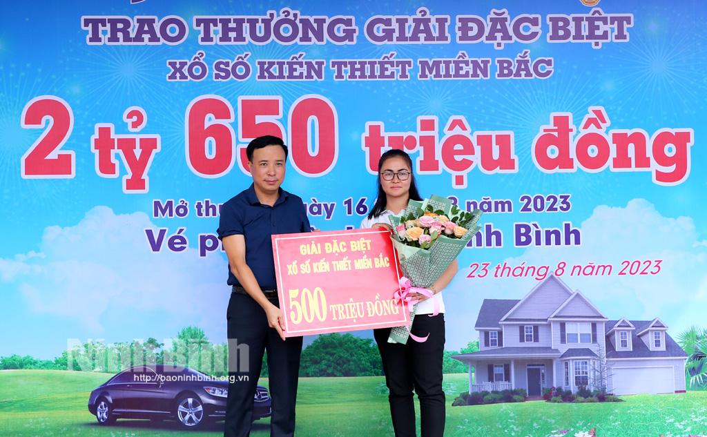 Trao thưởng giải đặc biệt xổ số kiến thiết miền Bắc trị giá 500 triệu đồng