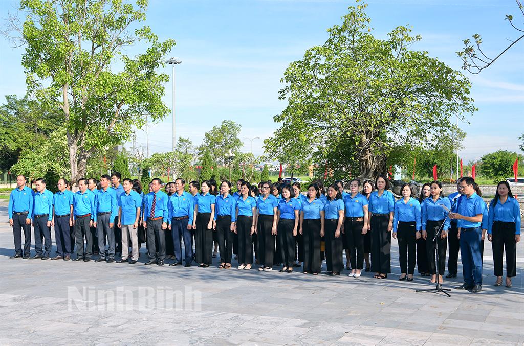 Đoàn đại biểu Liên đoàn Lao động tỉnh dâng hương tưởng niệm các anh hùng liệt sỹ