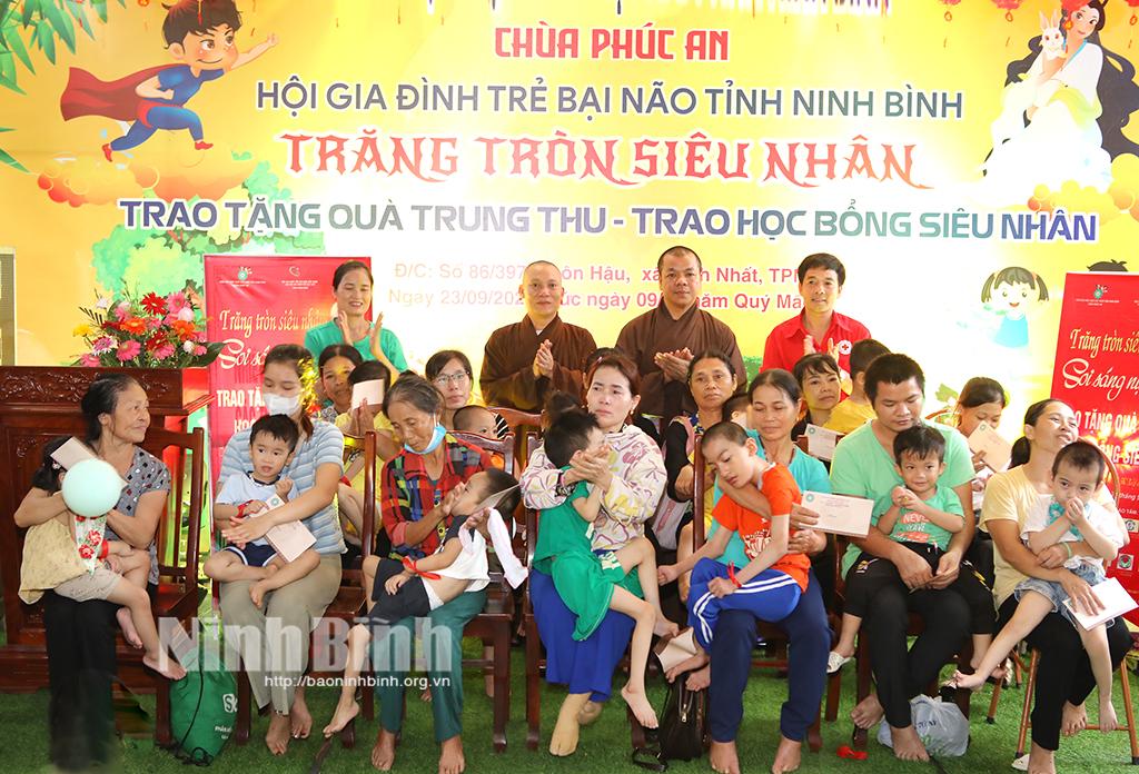 Tặng quà cho trẻ em bại não nhân dịp Tết Trung thu 2023