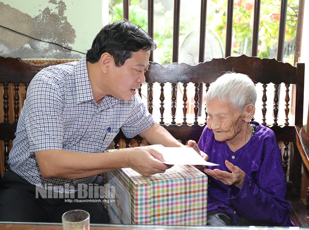 Thăm, tặng quà nhân kỷ niệm 33 năm Ngày Quốc tế Người cao tuổi