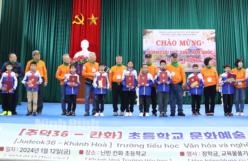 Đoàn cựu học sinh của Hàn Quốc tham quan, giao lưu văn hóa với Trường Tiểu học Khánh Hòa