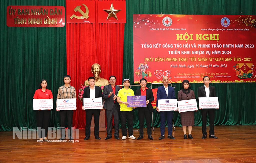 Phấn đấu vận động ủng hộ, trao tặng 8 nghìn suất quà "Tết Nhân ái" Xuân Giáp Thìn