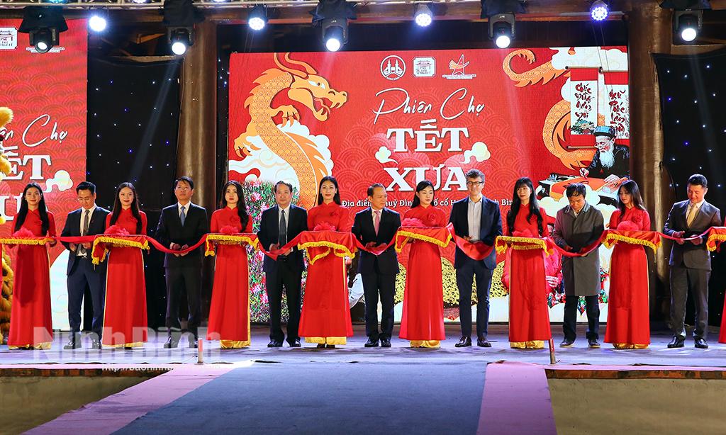 Khai mạc lễ hội Tết xưa và phiên chợ quà tặng tại Phố cổ Hoa Lư