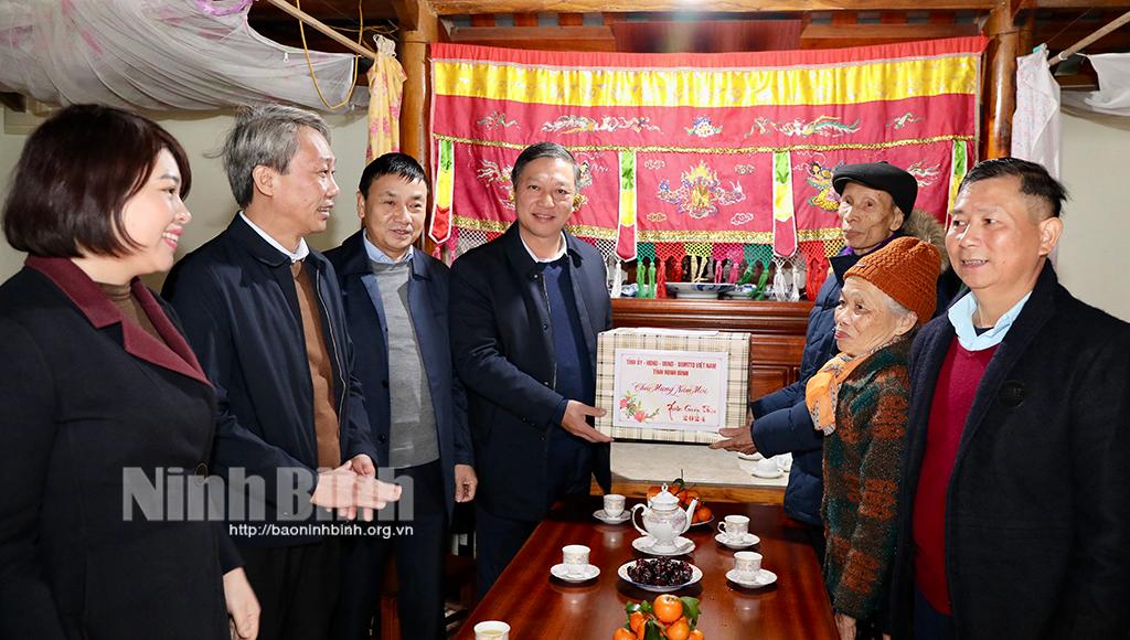 Đồng chí Chủ nhiệm UBKT Tỉnh ủy, Trưởng Đoàn ĐBQH tỉnh thăm, tặng quà Tết tại huyện Gia Viễn