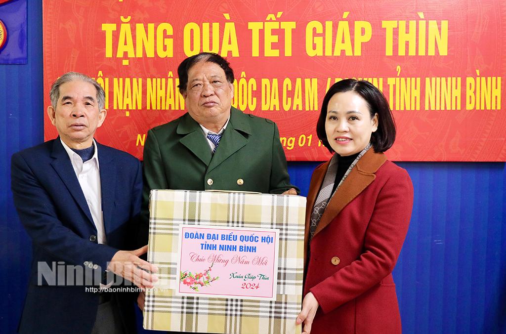 Lãnh đạo Đoàn ĐBQH tỉnh thăm, tặng quà nhân dịp Tết Nguyên đán Giáp Thìn
