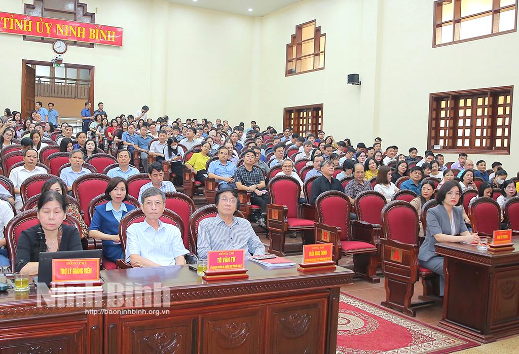 Tổ chức các lớp bồi dưỡng kiến thức cho lãnh đạo, quản lý cấp phòng và tương đương