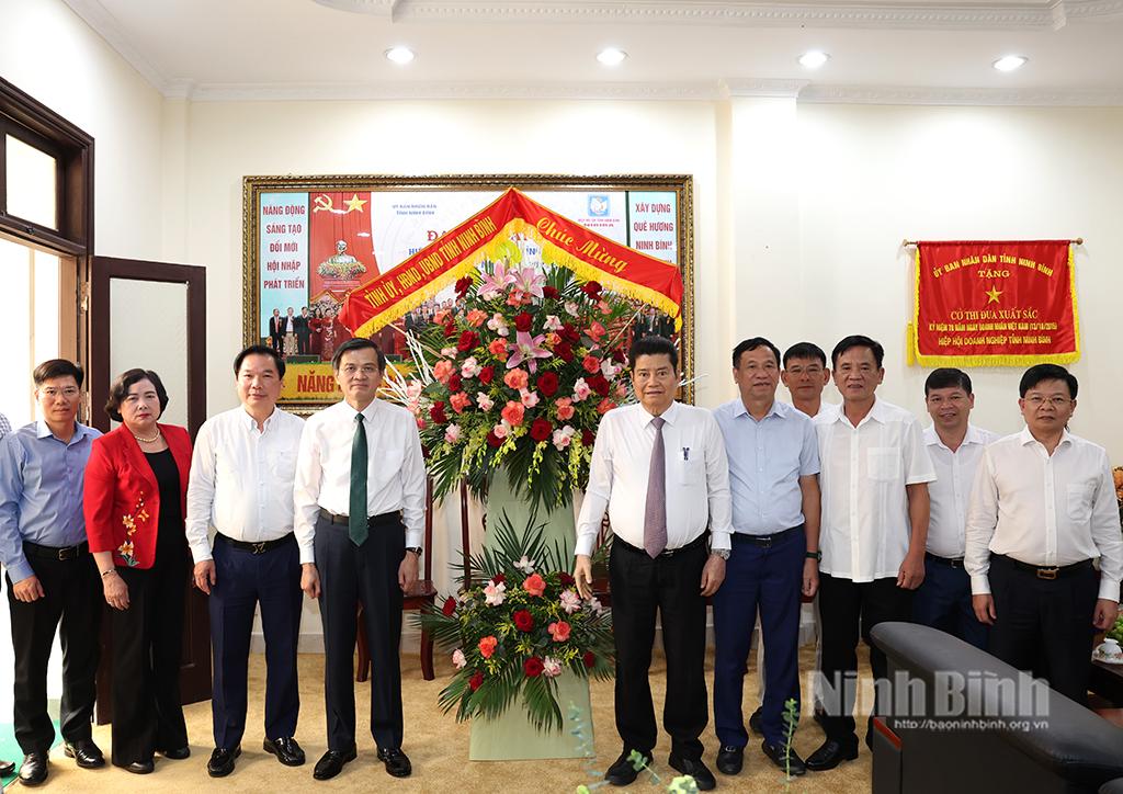 Các đồng chí lãnh đạo tỉnh thăm, chúc mừng nhân kỷ niệm Ngày Doanh nhân Việt Nam