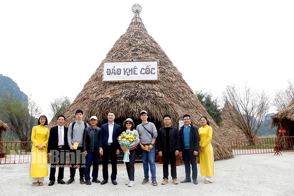 Đón những du khách đầu tiên "xông đất" Ninh Bình