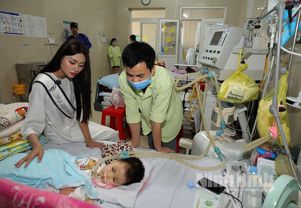 Hoa hậu Hoàn vũ Việt Nam Bùi Thị Xuân Hạnh tặng quà tại Bệnh viện Sản-Nhi tỉnh