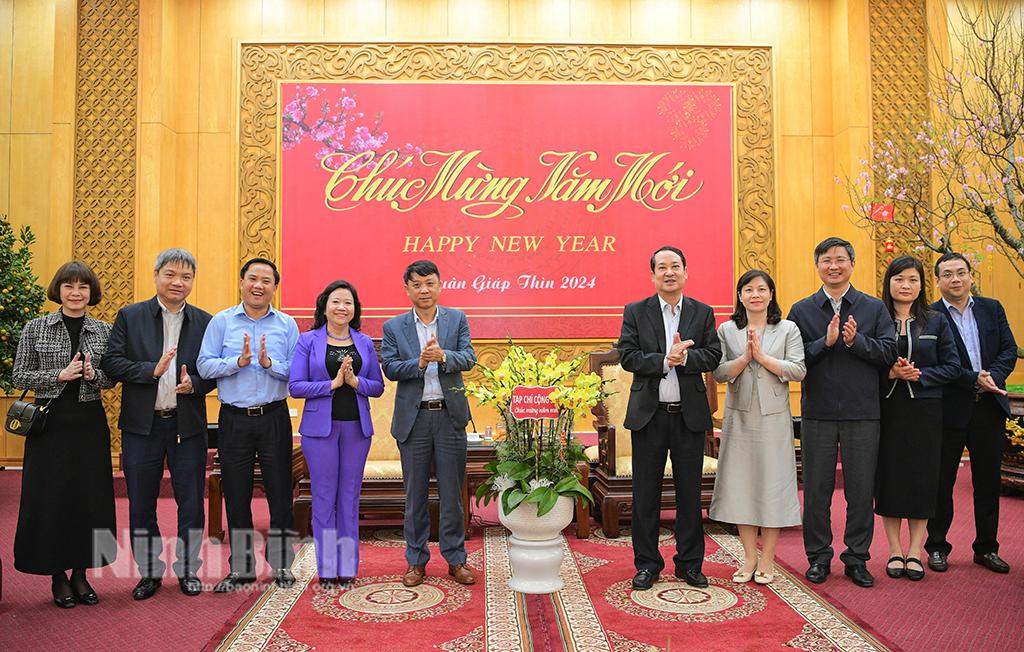 Đoàn công tác của Tạp chí Cộng sản chúc Tết tỉnh Ninh Bình