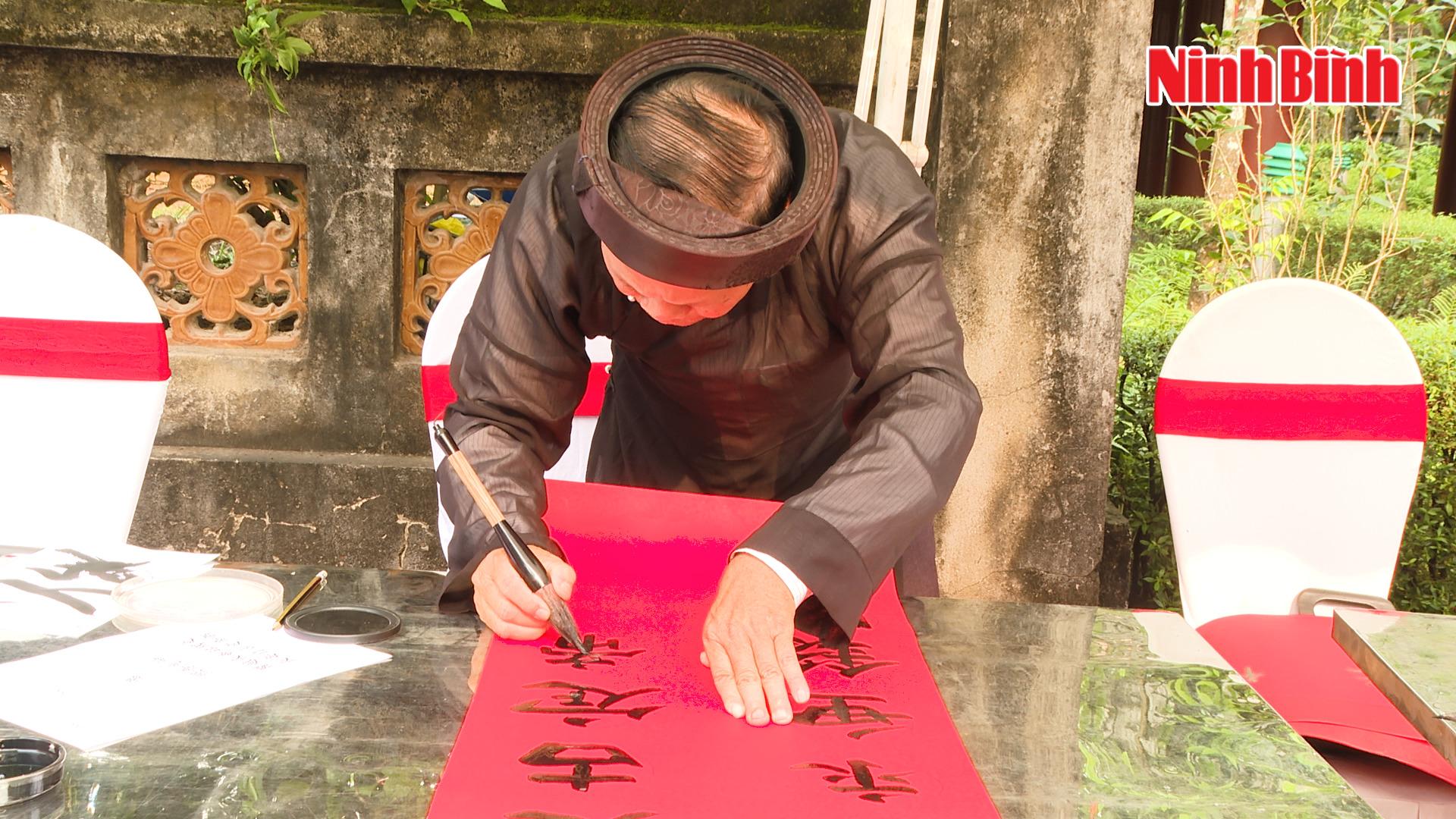 [Video] Hội thi Thư pháp tại Lễ hội Hoa Lư năm 2024