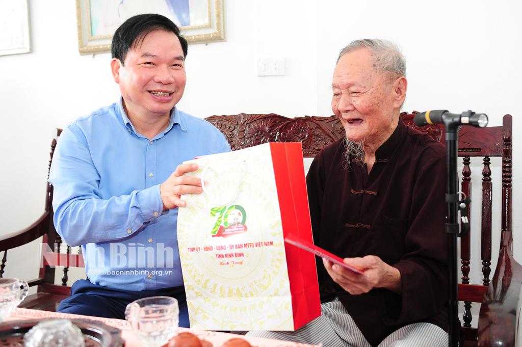 Đồng chí Phó Chủ tịch Thường trực UBND tỉnh thăm, tặng quà chiến sĩ Điện Biên