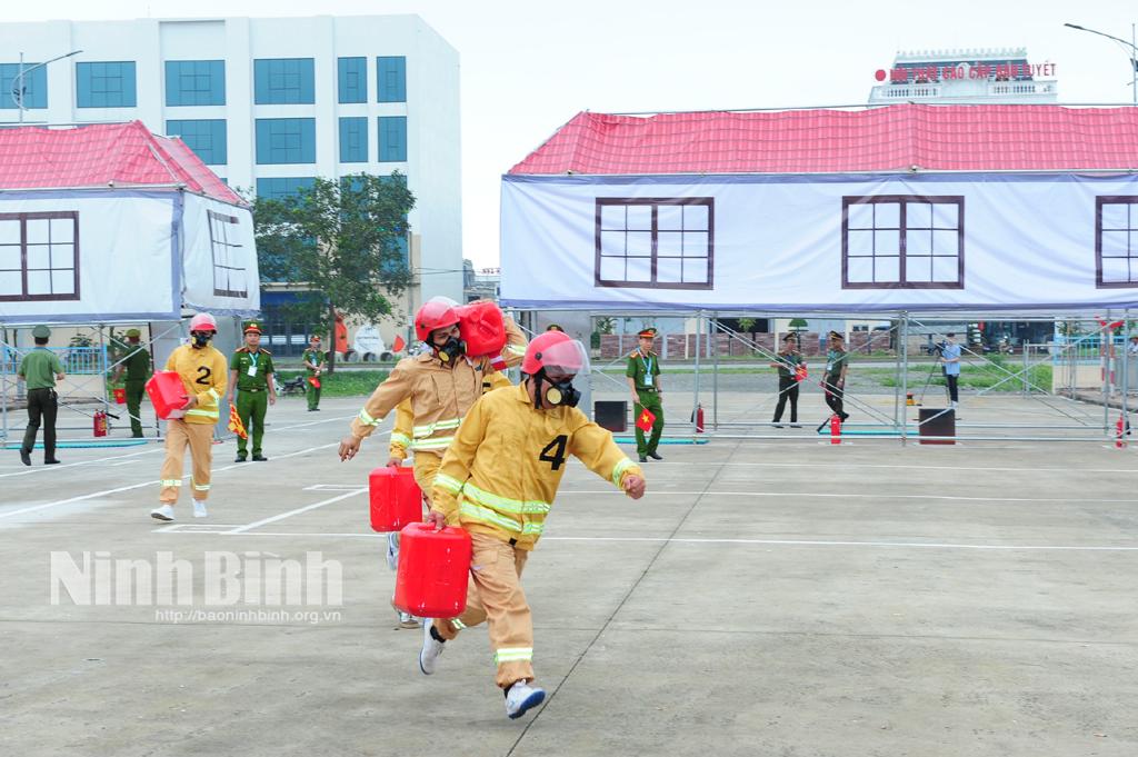 Kim Sơn tổ chức Hội thi nghiệp vụ chữa cháy và cứu nạn, cứu hộ "Tổ liên gia an toàn phòng cháy, chữa cháy"