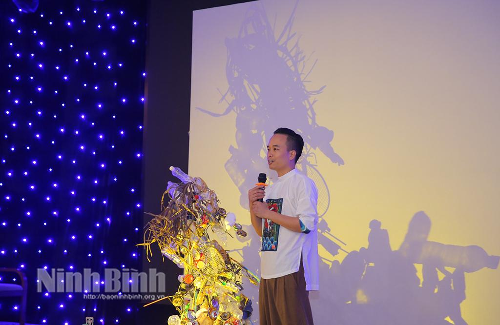 Chàng trai đi tìm "hình của bóng"