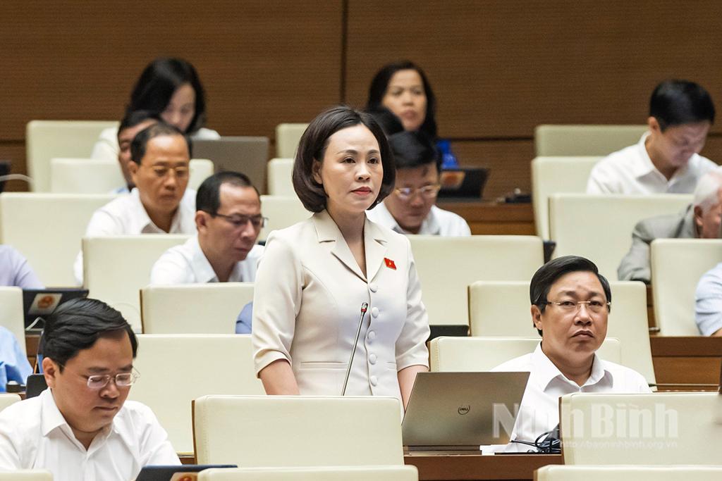 Kỳ họp thứ 7, Quốc hội khóa XV: Đại biểu Quốc hội tỉnh thảo luận tại hội trường về dự thảo Luật Bảo hiểm xã hội (sửa đổi)