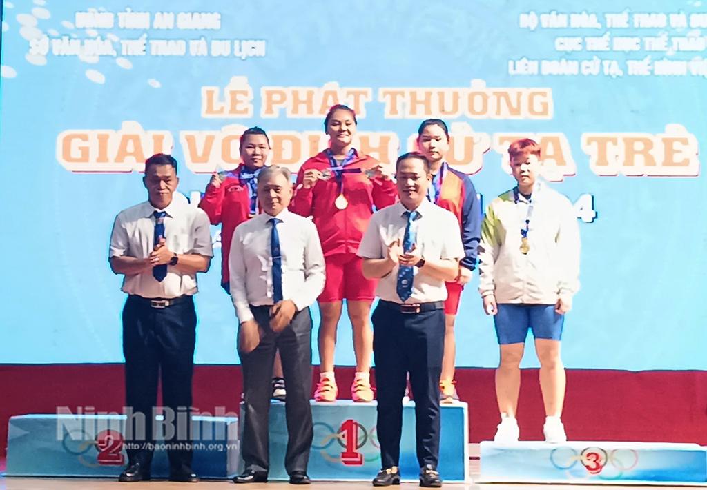 Nữ đô cử Ninh Bình giành 3 huy chương tại Giải vô địch cử tạ trẻ quốc gia năm 2024