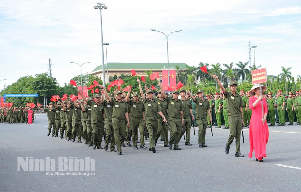 Ninh Bình tổ chức ra mắt lực lượng tham gia bảo vệ an ninh, trật tự ở cơ sở