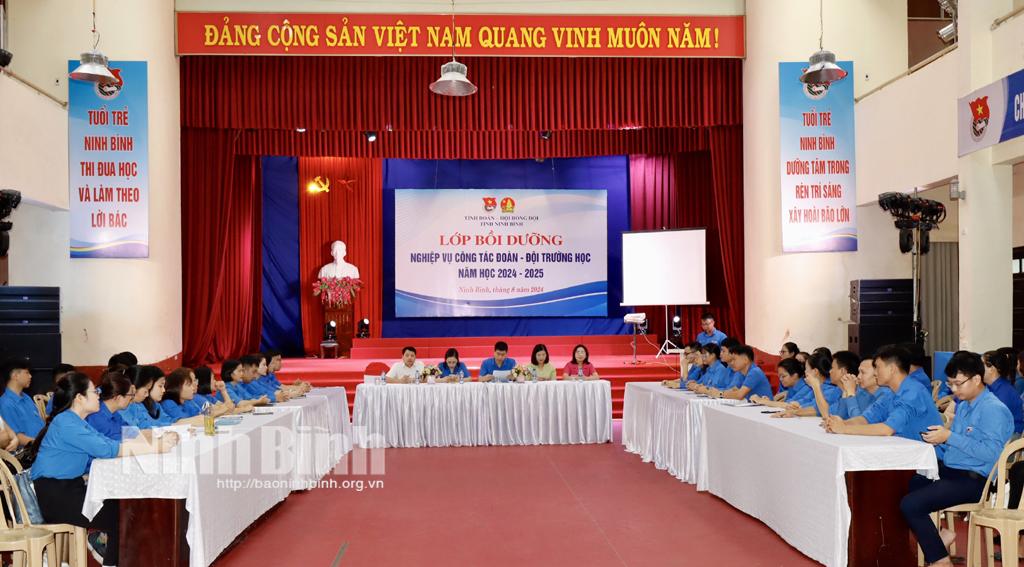 Bồi dưỡng nghiệp vụ công tác Đoàn và phong trào thanh niên trường học