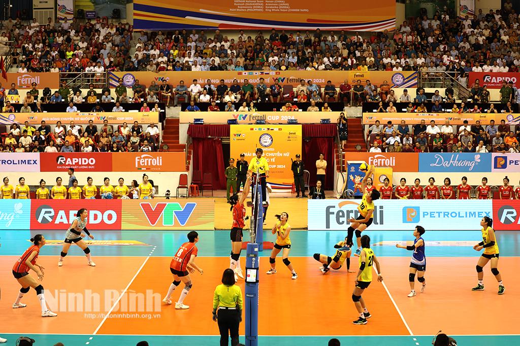 Giải Bóng chuyền nữ quốc tế VTV Ferroli Cup 2024: Loạt trận tứ kết diễn ra hấp dẫn và kịch tính