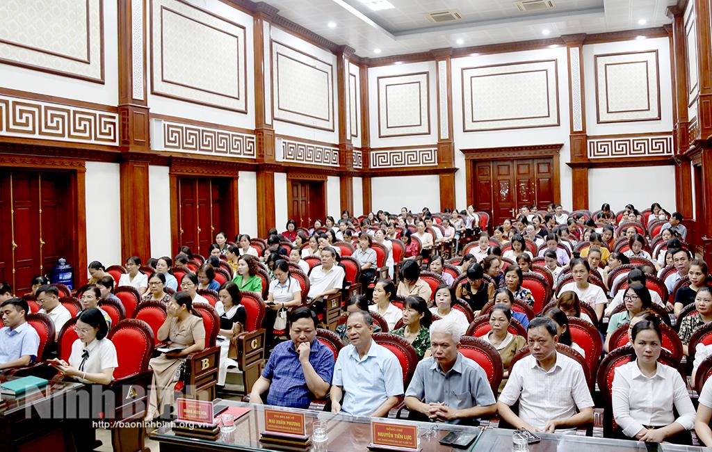 Hoa Lư: Tập huấn về "Văn hóa công sở thời hội nhập, văn hóa ứng xử và nghệ thuật giao tiếp trong ngành Giáo dục"