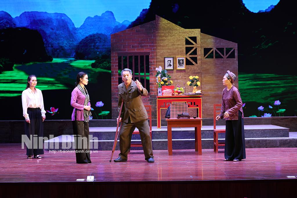 Biểu diễn vở chèo "Hương Tràm"