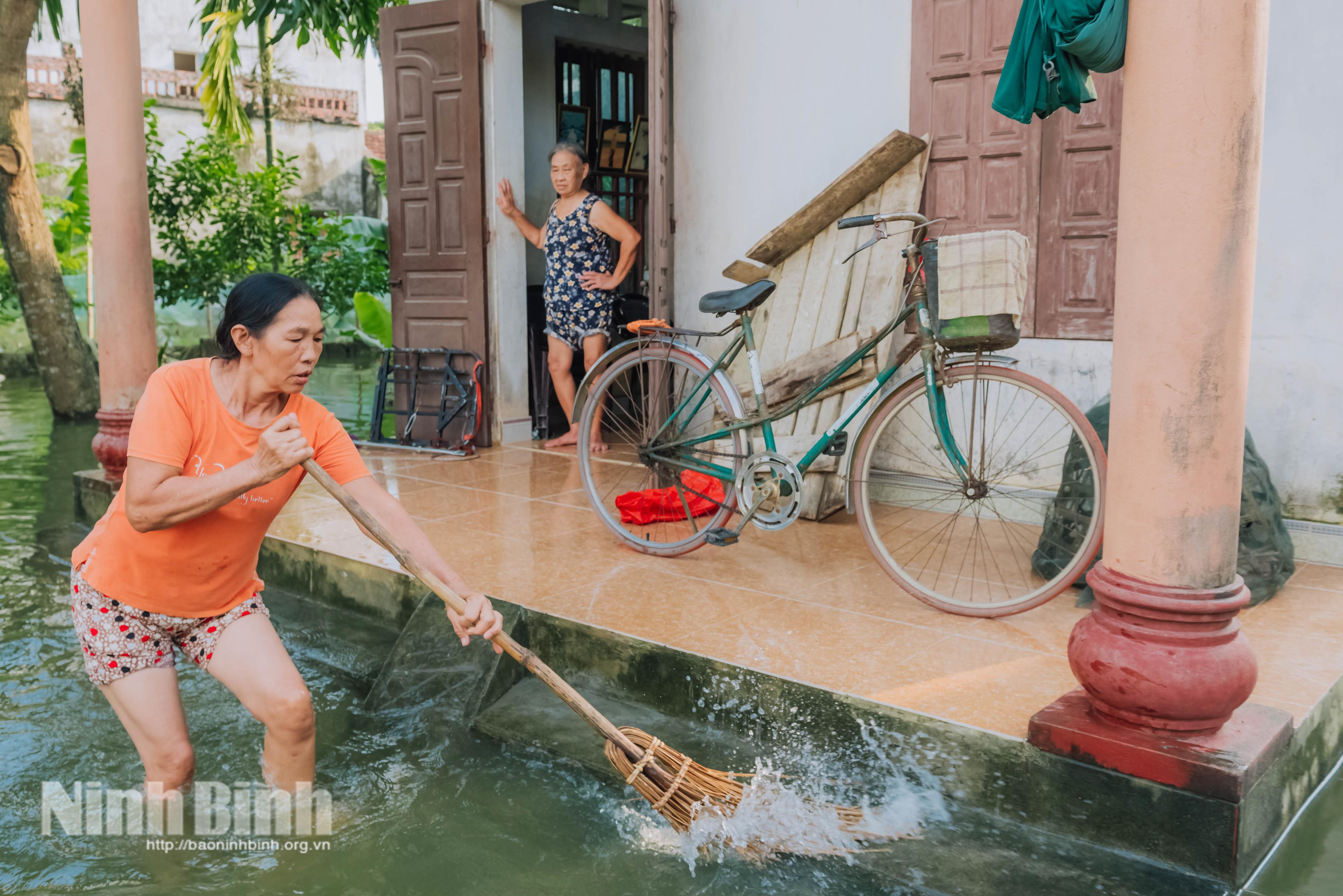 [Ảnh] Gia Thủy: Người dân tranh thủ dọn dẹp nhà cửa sau lũ