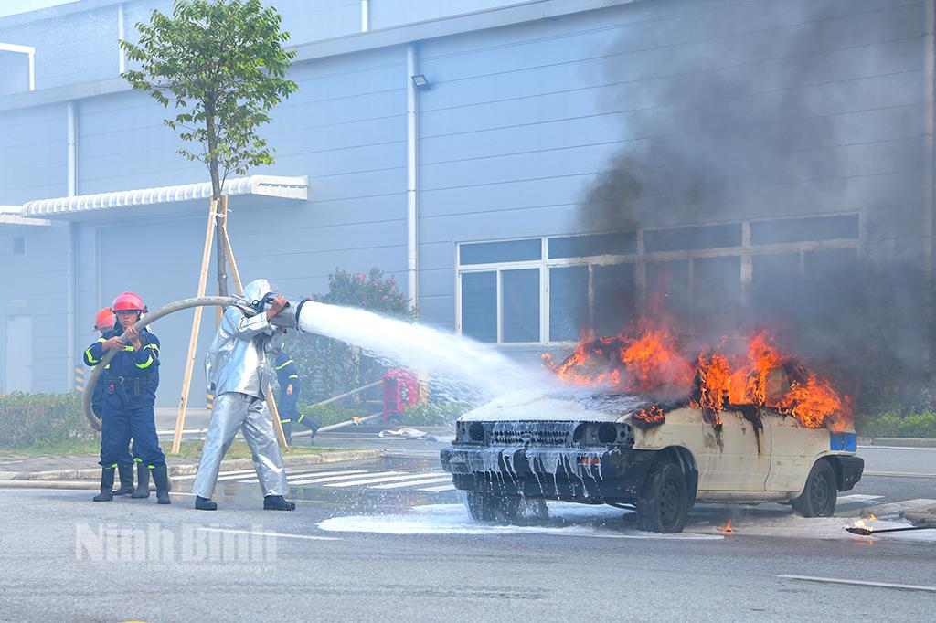 Diễn tập phương án chữa cháy và CNCH phối hợp nhiều lực lượng tại Nhà máy sản xuất ô tô Hyundai Thành Công 2