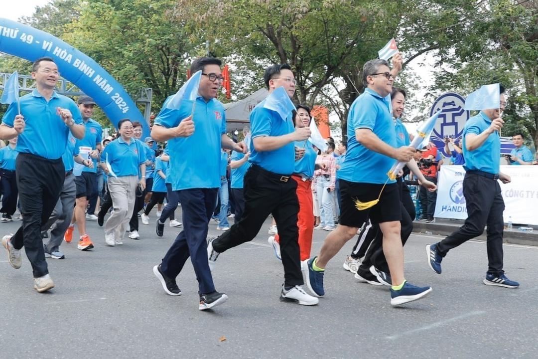 Hơn 1.000 vận động viên thi chung kết Giải chạy Báo Hànộimới 2024