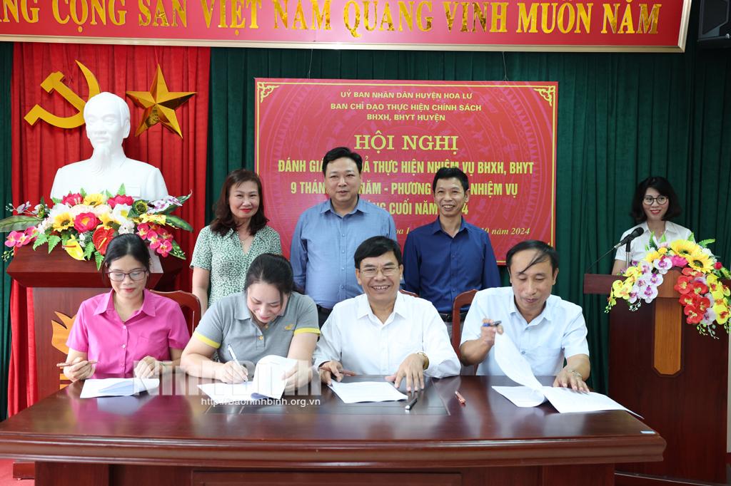 Ký kết quy chế phối hợp giữa BHXH huyện với các tổ thu BHXH, BHYT và ban chỉ đạo UBND các xã. Ảnh: Minh Quang