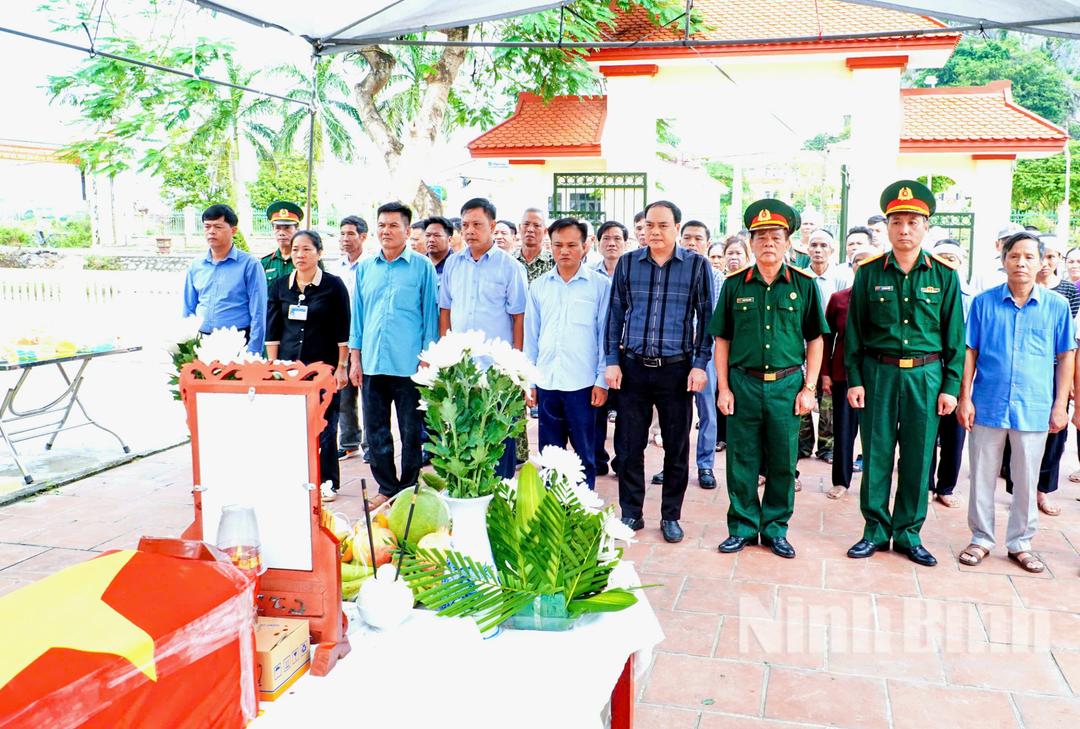 Lễ đón nhận, truy điệu và an táng hài cốt liệt sĩ Nguyễn Văn Chình, xã Ninh Khang (Hoa Lư).