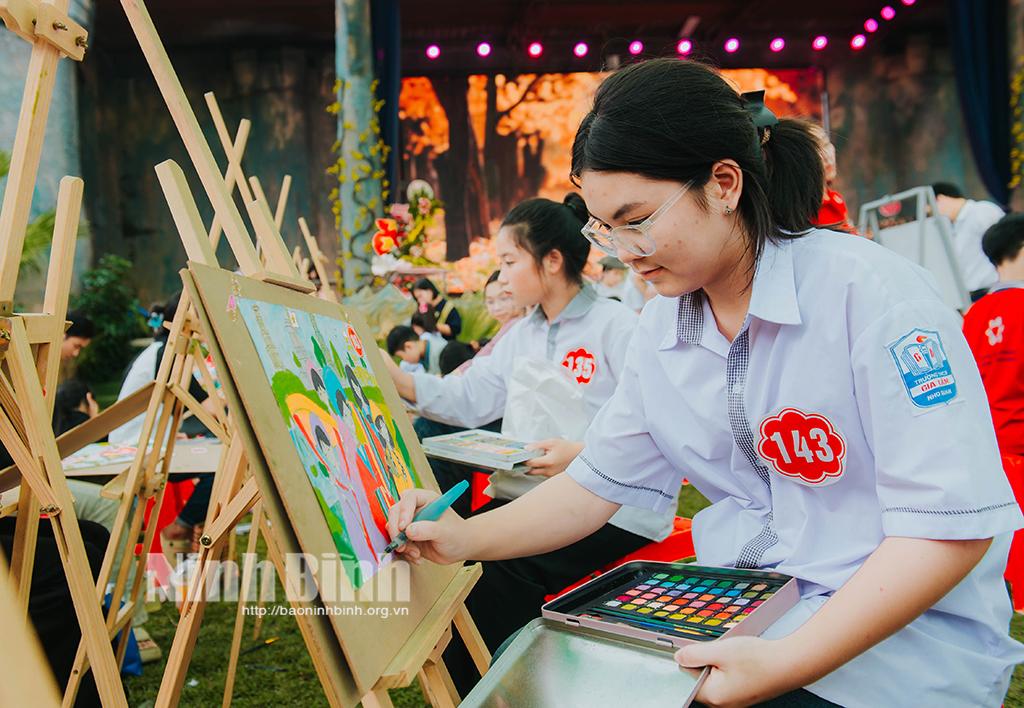 Đông đảo học sinh tham cuộc thi. Ảnh: Ngọc Linh