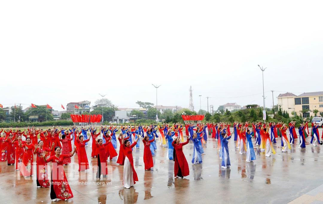 Hội viên phụ nữ tham gia đồng diễn dân vũ thể thao. Ảnh: Minh Đường