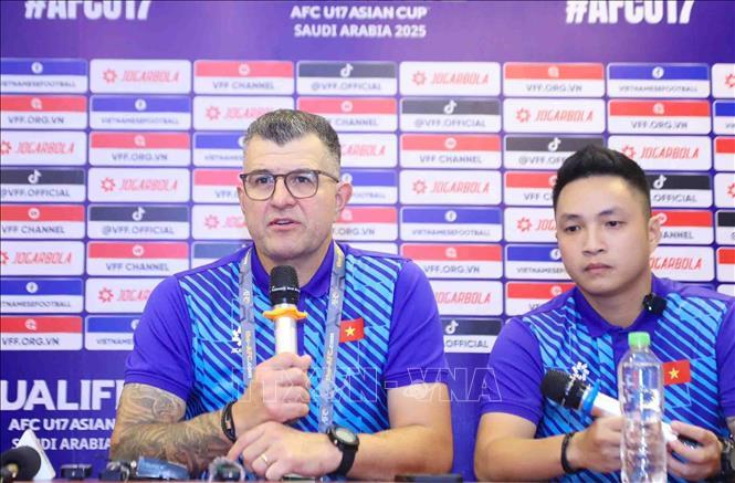 Huấn luyện viên U17 Việt Nam phát biểu tại họp báo sau trận đấu. Ảnh: Tạ Toàn TTXVN
