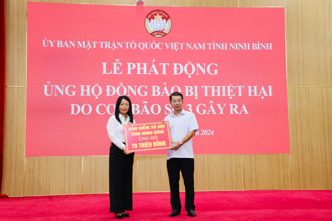 Lãnh đạo Ủy ban MTTQ Việt Nam tỉnh tiếp nhận ủng hộ của các đơn vị. Ảnh: Đức Lam