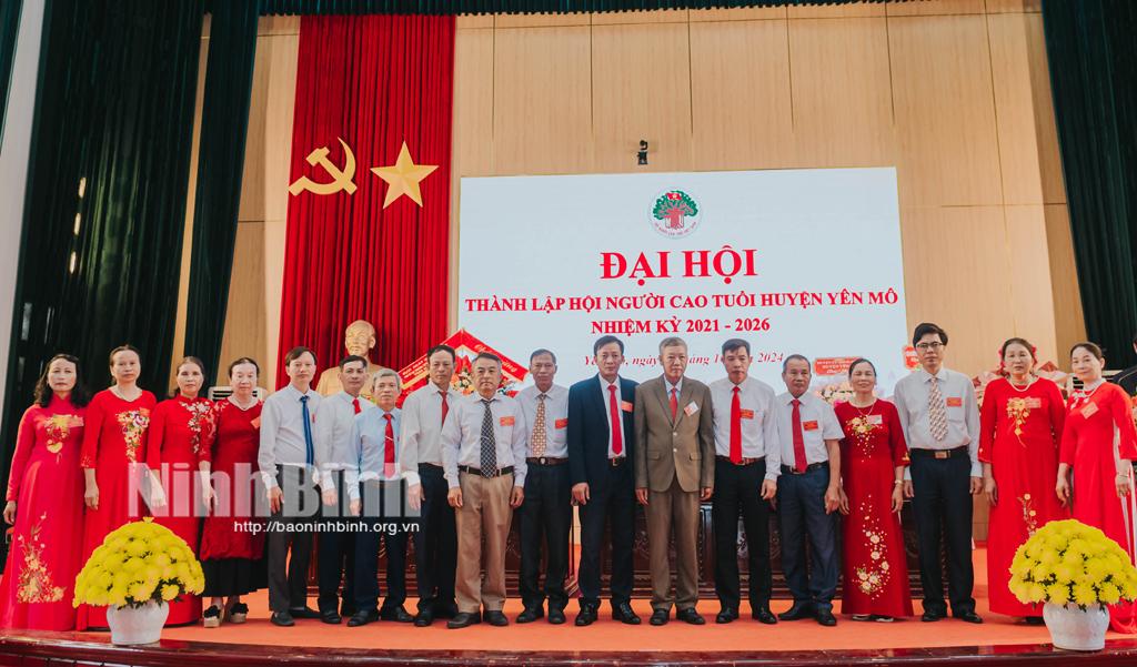 Ban Chấp hành Hội Người cao tuổi huyện Yên Mô nhiệm kỳ 2021-2026 ra mắt Đại hội. Ảnh: Ngọc Linh