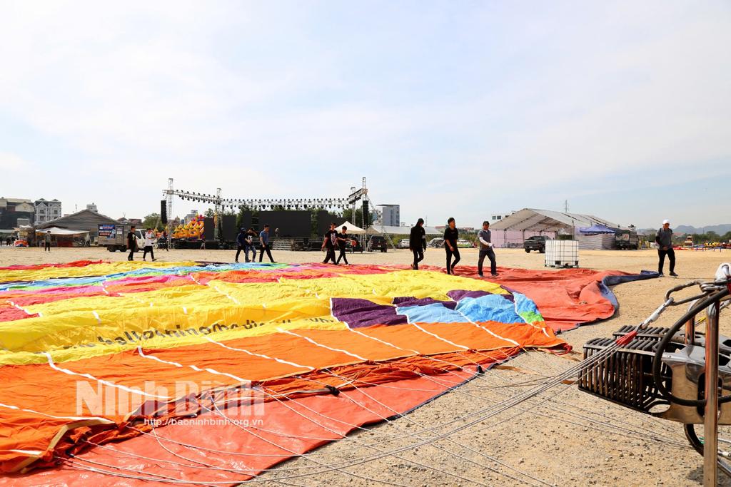 Các tình nguyện viên, nhân viên kỹ thuật lắp đặt khinh khí cầu chuẩn bị cho Lễ hội. Ảnh: Minh Đường