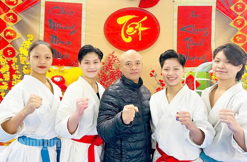 Huấn luyện viên Lê Tiến Nguyện cùng các vận động viên trong dịp Tết Nguyên đán Giáp Thìn 2024.